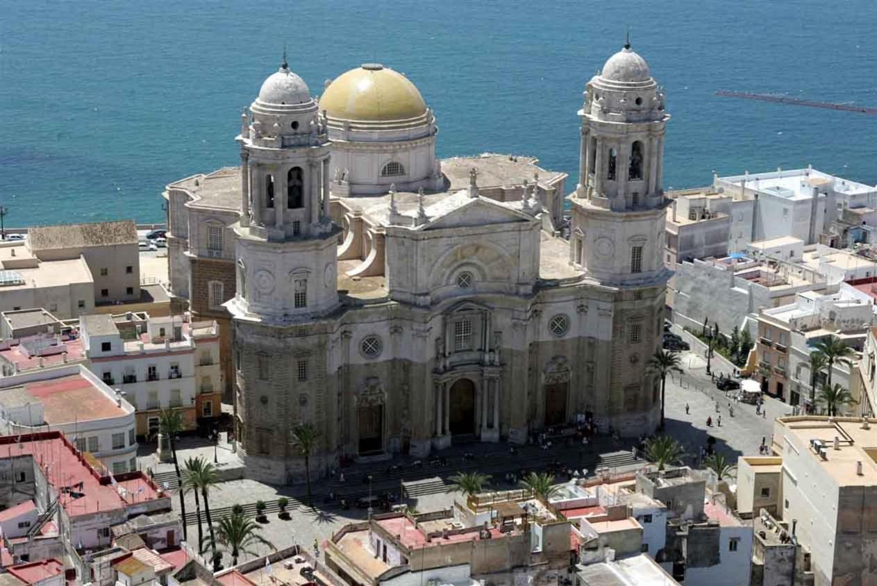 Precioso Frente Al Teatro Falla, A 4 Min De Playa De La Caleta *